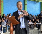 Embajador de Brasil visitó institución educativa oficial de Medellín que le apuesta al portugués como segundo idioma